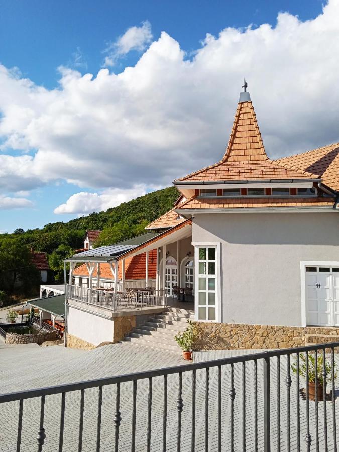 Fogado A Ket Toelgyfahoz Bed & Breakfast Sumeg Exterior photo