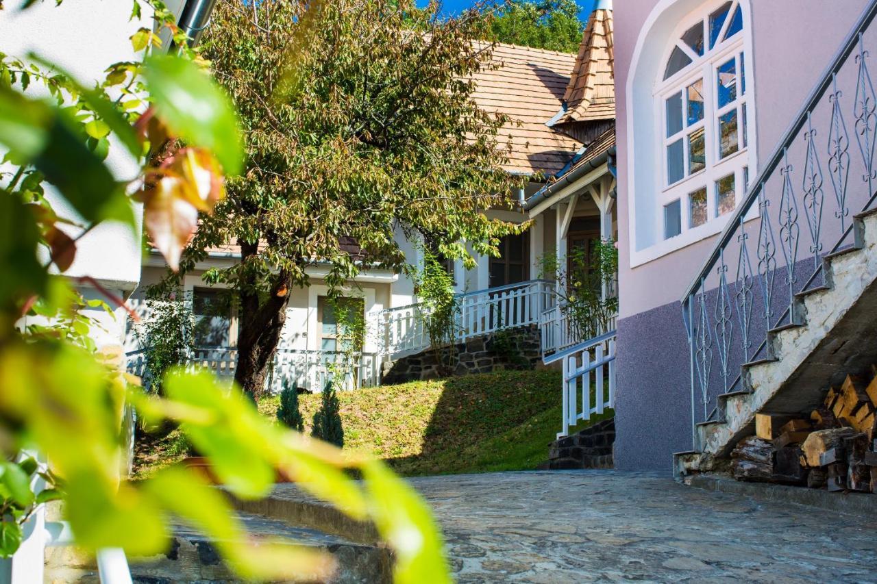 Fogado A Ket Toelgyfahoz Bed & Breakfast Sumeg Exterior photo